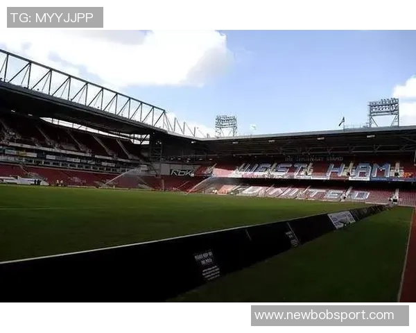 曼城足球俱乐部主场演变历程从海德路到缅因路再到伊蒂哈德的故事